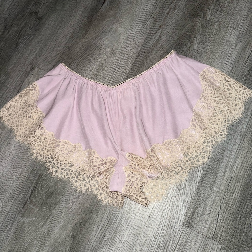 Lace-Trim Women's Sleep Shorts Aritzia - Lilac & Cream. Silk